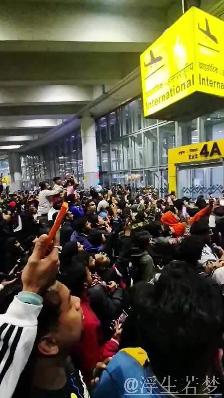 梅西抵达印度近万球迷机场热烈迎接